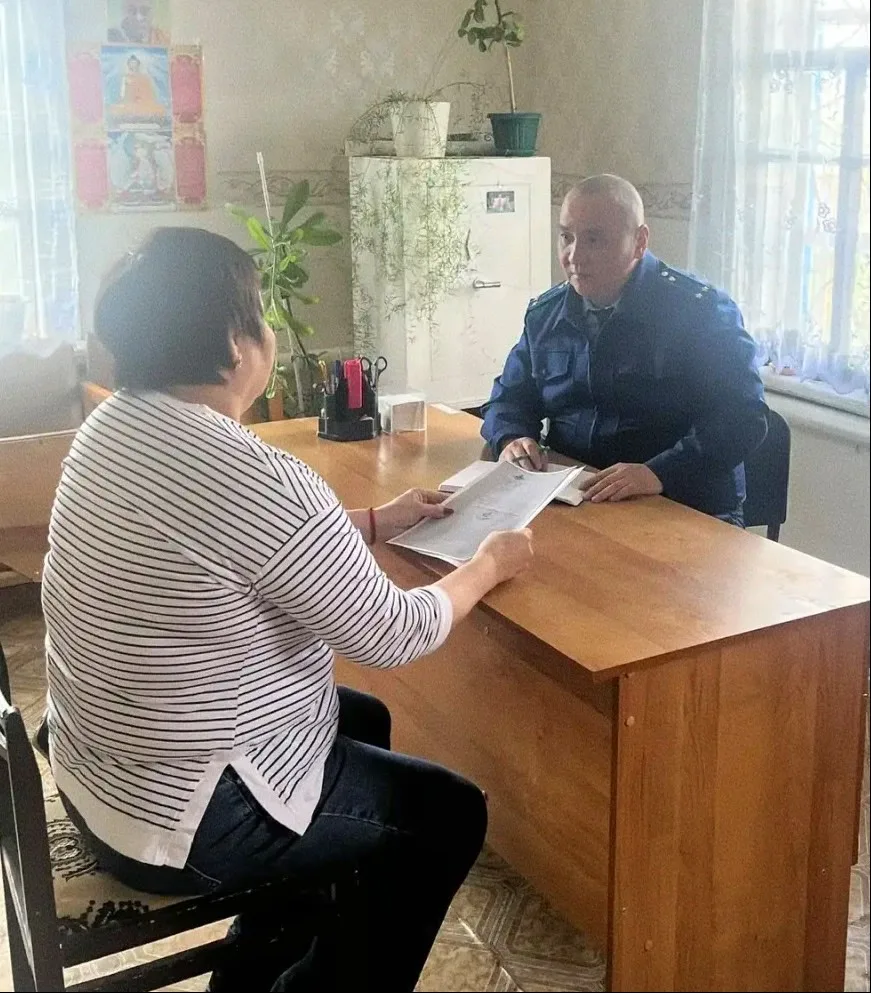 Прокурор Сарпинского района провел выездной прием граждан, проживающих в пос Прокурор Сарпинского района провел выездной прием граждан, проживающих в пос