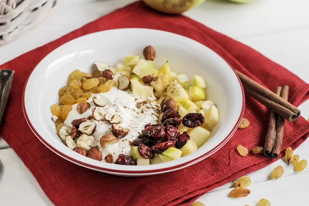 Нежный греческий йогурт с яблоками и орехами для впечатляющего десерта