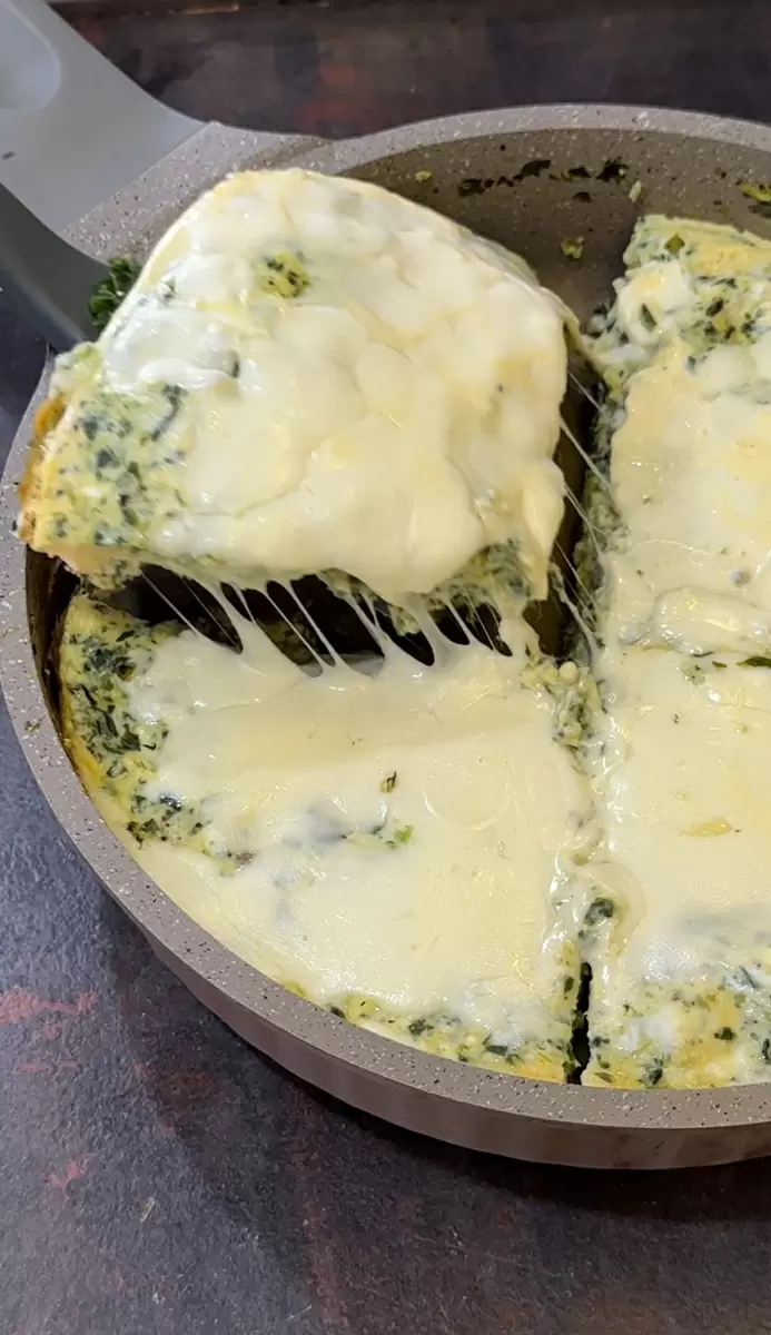 Яичница с творогом и шпинатом