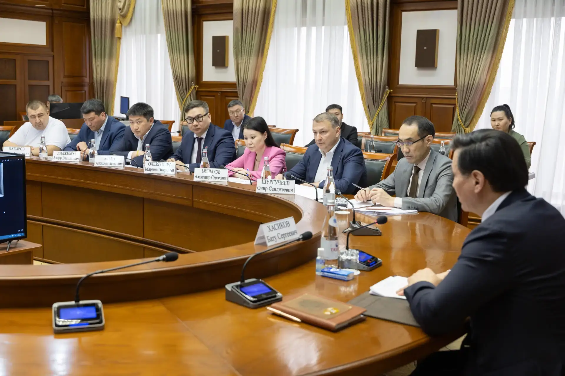 Глава Калмыкии Бату Хасиков провел совещание по строительству социальных и инфраструктурных объектов региона Глава Калмыкии Бату Хасиков провел совещание по строительству социальных и инфраструктурных объектов региона