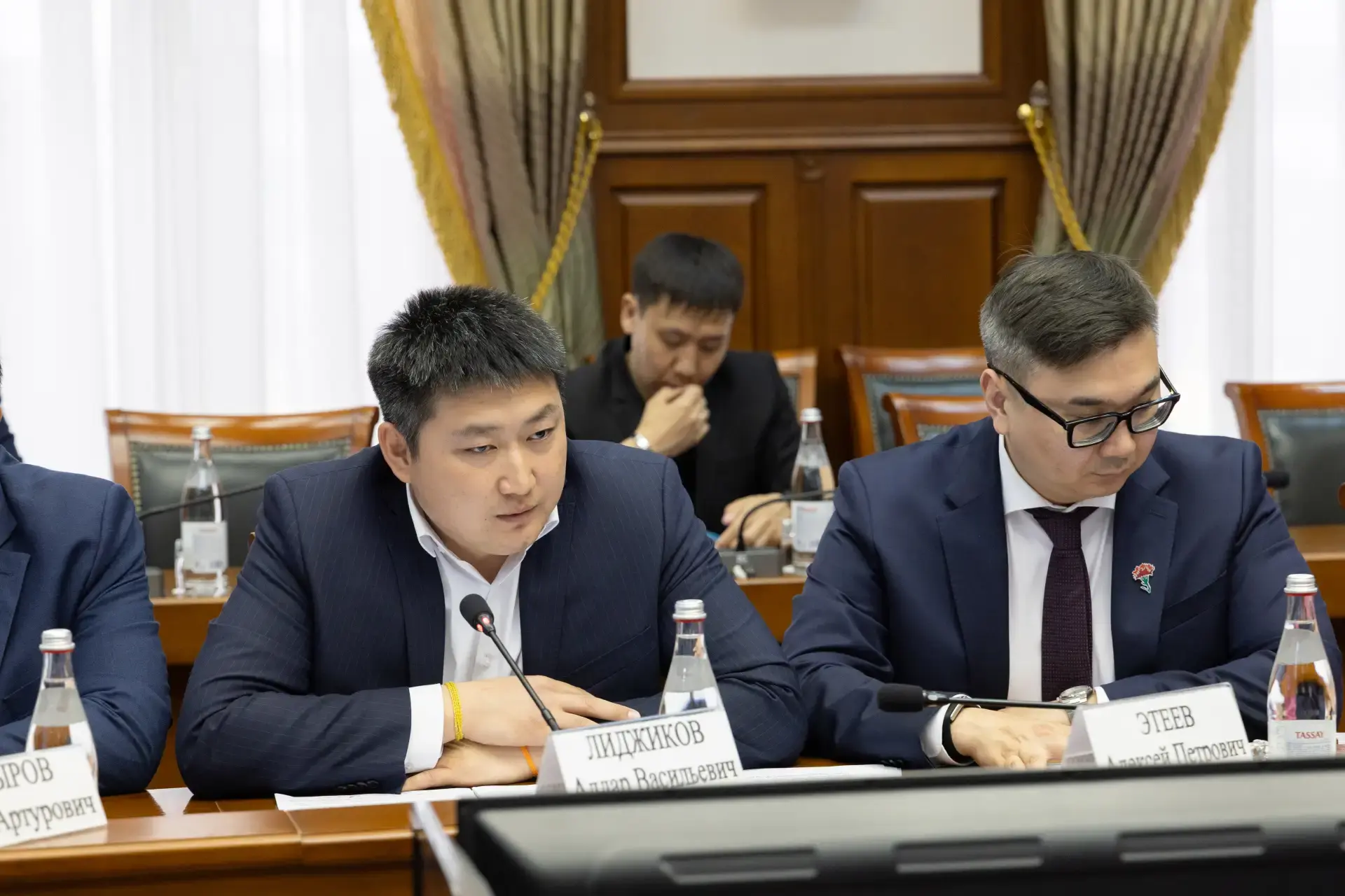 Глава Калмыкии Бату Хасиков провел совещание по строительству социальных и инфраструктурных объектов региона Глава Калмыкии Бату Хасиков провел совещание по строительству социальных и инфраструктурных объектов региона