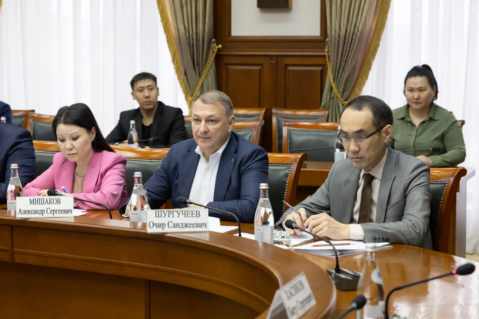 Бату Хасиков: Провел рабочее совещание по строительству социальных и инфраструктурных объектов в Калмыкии Бату Хасиков: Провел рабочее совещание по строительству социальных и инфраструктурных объектов в Калмыкии