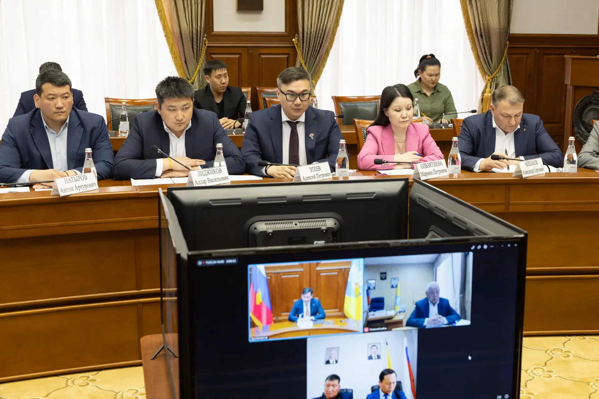 Бату Хасиков: Провел рабочее совещание по строительству социальных и инфраструктурных объектов в Калмыкии Бату Хасиков: Провел рабочее совещание по строительству социальных и инфраструктурных объектов в Калмыкии