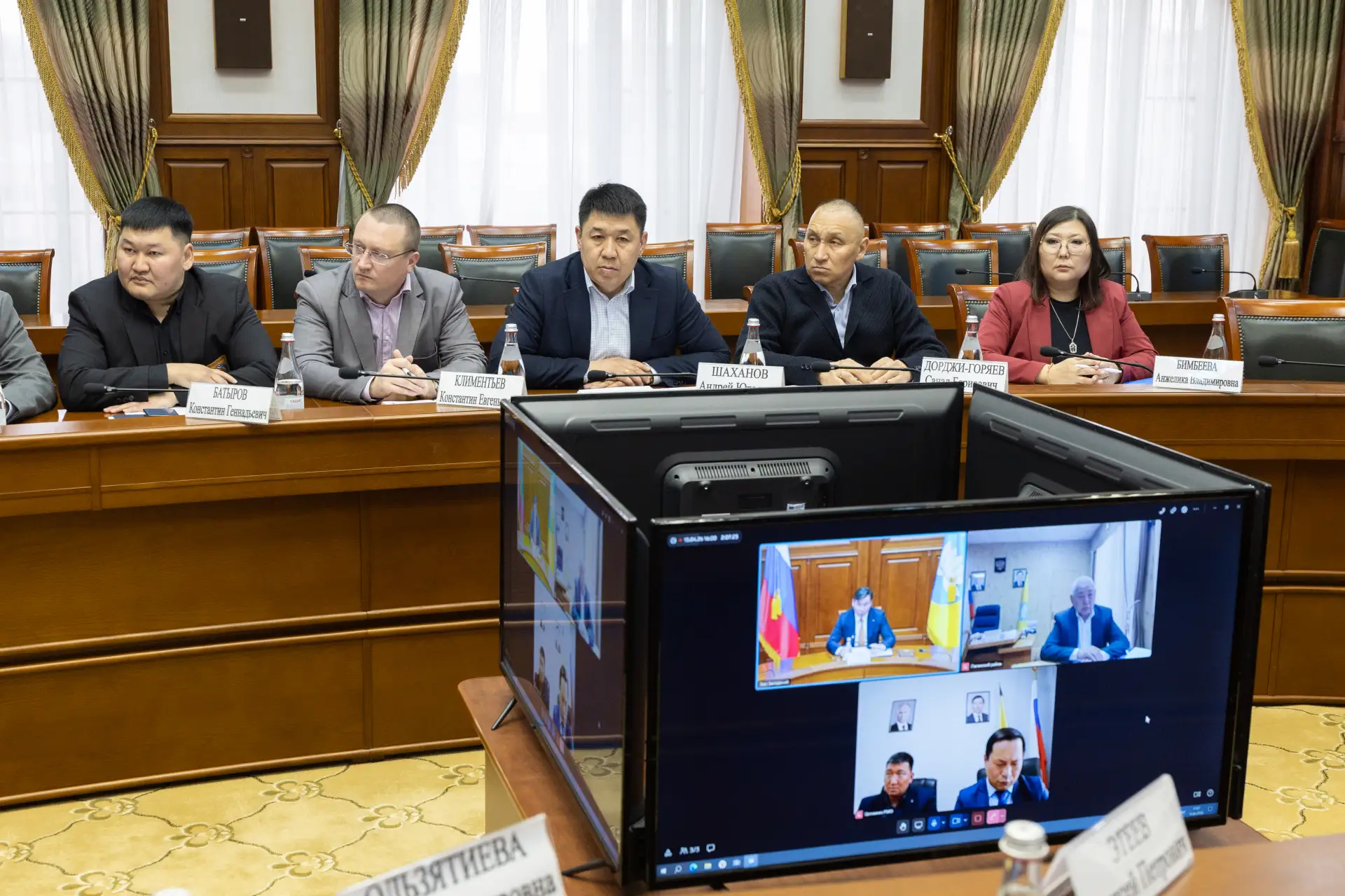 Бату Хасиков: Провел рабочее совещание по строительству социальных и инфраструктурных объектов в Калмыкии Бату Хасиков: Провел рабочее совещание по строительству социальных и инфраструктурных объектов в Калмыкии