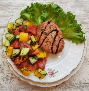 Сочные стейки свинины: кулинарный праздник с гранатовым маринадом и свежими овощами