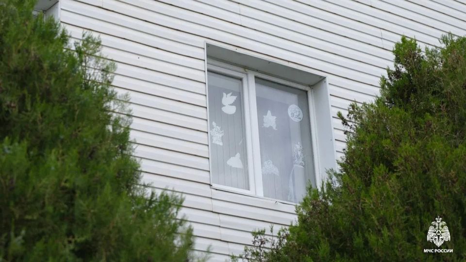 Сотрудники регионального МЧС приняли участие во Всероссийской акции «Окна Победы» Сотрудники регионального МЧС приняли участие во Всероссийской акции «Окна Победы»