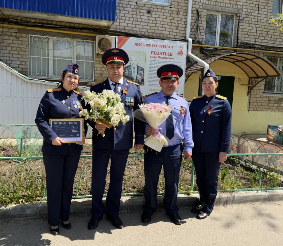 Сотрудники следственного управления по Республике Калмыкия поздравили ветерана Великой Отечественной войны Петра Леонтьевича Леонтьева с Днем Победы Сотрудники следственного управления по Республике Калмыкия поздравили ветерана Великой Отечественной войны Петра Леонтьевича Леонтьева с Днем Победы