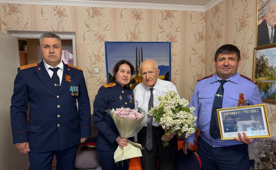 Сотрудники следственного управления по Республике Калмыкия поздравили ветерана Великой Отечественной войны Петра Леонтьевича Леонтьева с Днем Победы Сотрудники следственного управления по Республике Калмыкия поздравили ветерана Великой Отечественной войны Петра Леонтьевича Леонтьева с Днем Победы