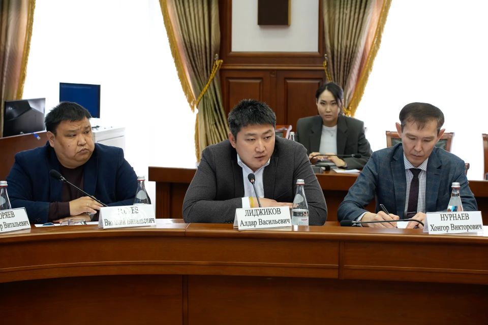 Бату Хасиков: Провели рабочее совещание по строительству социальных и инфраструктурных объектов в республике Бату Хасиков: Провели рабочее совещание по строительству социальных и инфраструктурных объектов в республике