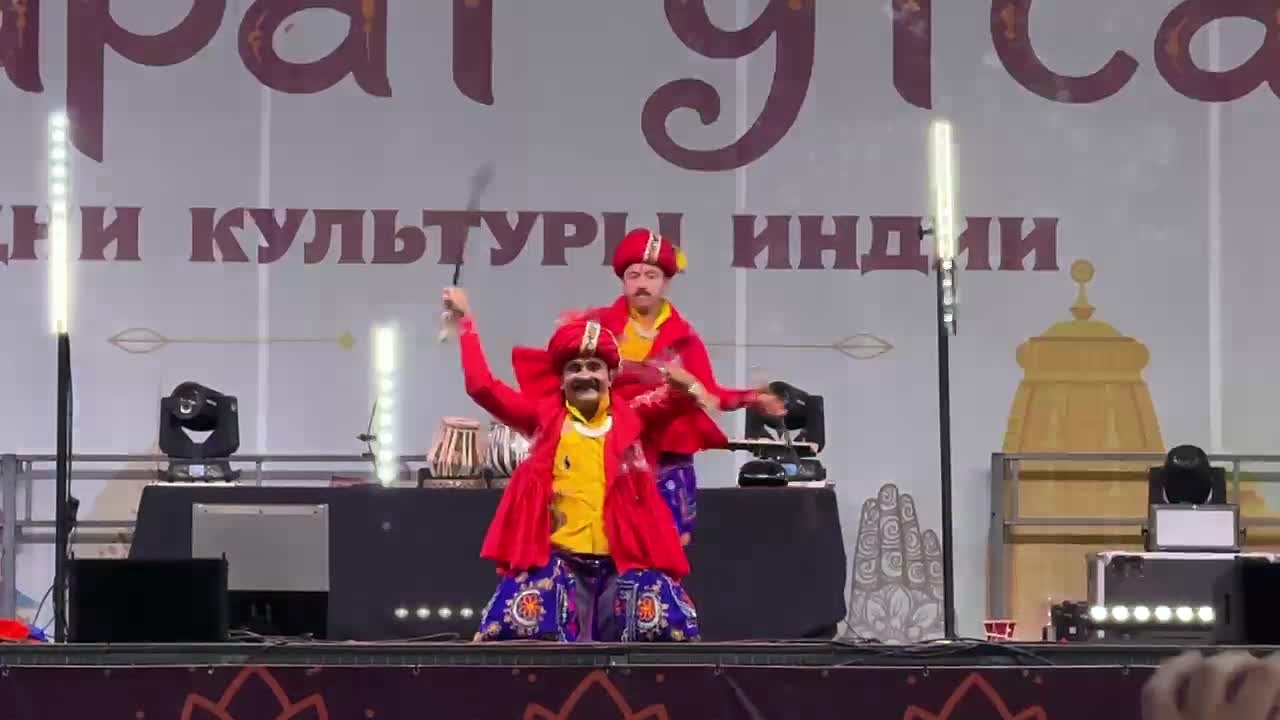 Особое впечатление произвел и «Талвар Раас» — традиционный танец с мечами и щитами, восходящий к воинским традициям общин Мер и кшатриев-раджпутов