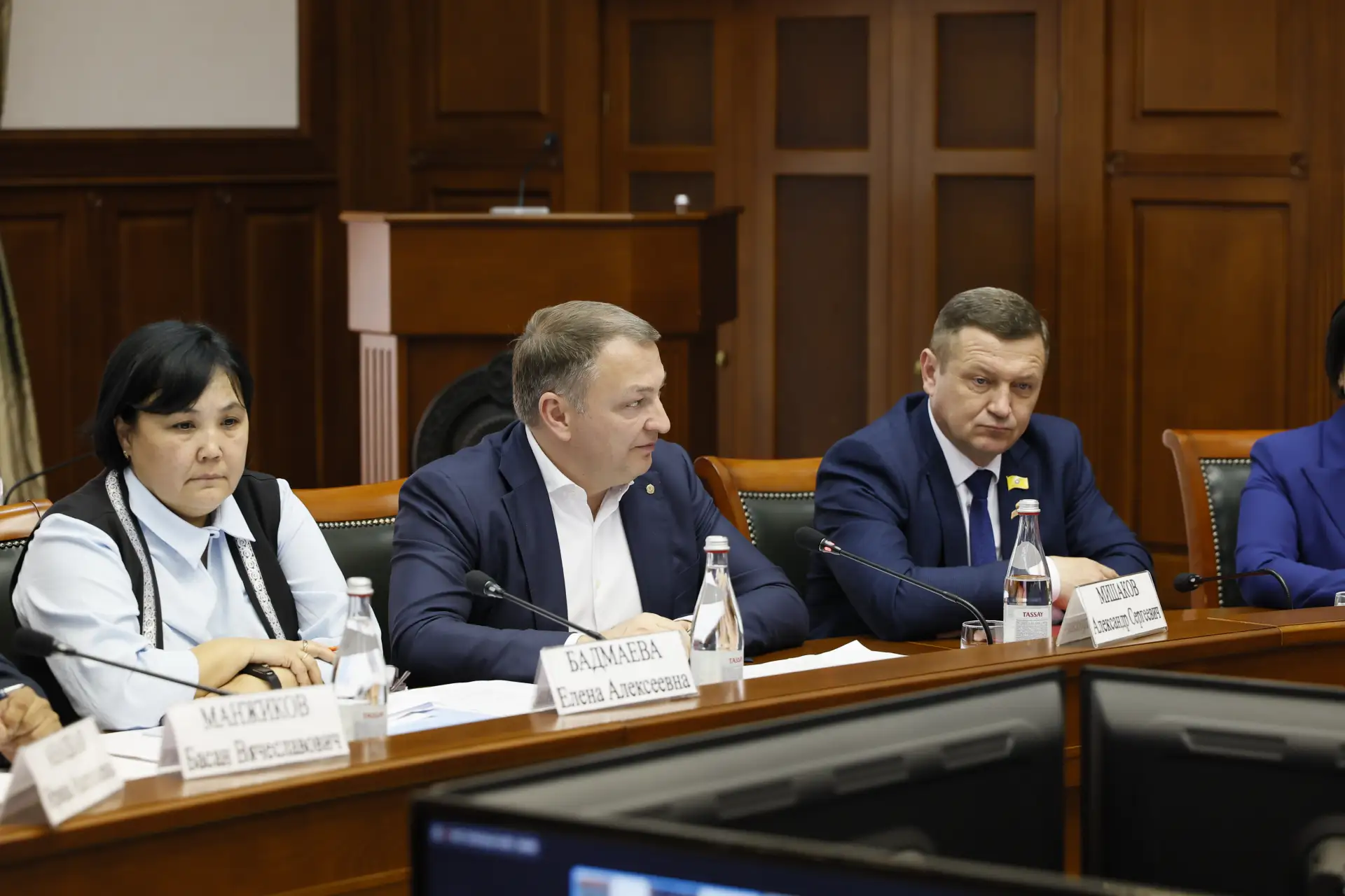 Бату Хасиков: Провели заседание межведомственной комиссии по проекту «Формирование комфортной городской среды» Бату Хасиков: Провели заседание межведомственной комиссии по проекту «Формирование комфортной городской среды»