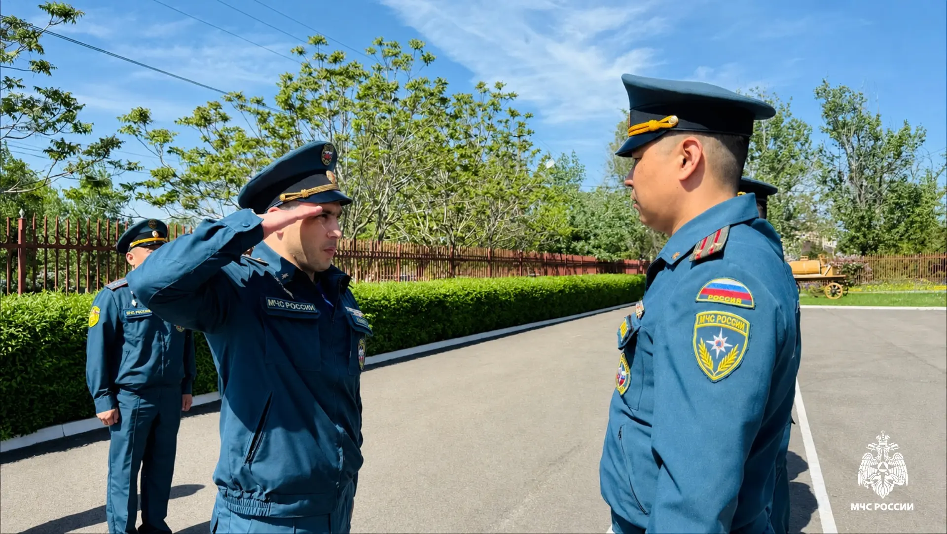 Строевая стойка, повороты на месте, выполнение воинского приветствия