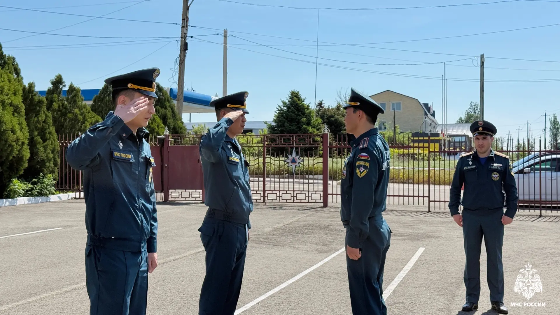 Строевая стойка, повороты на месте, выполнение воинского приветствия Строевая стойка, повороты на месте, выполнение воинского приветствия