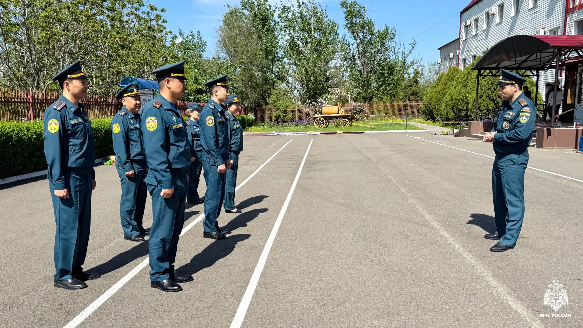 Строевая стойка, повороты на месте, выполнение воинского приветствия Строевая стойка, повороты на месте, выполнение воинского приветствия