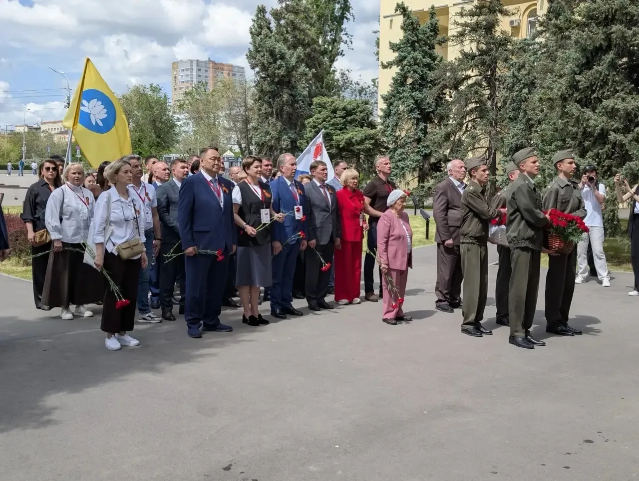 Бату Хасиков: Подвиг нашего земляка, снайпера Гари Бадмаевича Хохолова, увековечен на волгоградской земле – имя 25-го защитника появилось на мемориальной доске барельефа Дома Павлова Бату Хасиков: Подвиг нашего земляка, снайпера Гари Бадмаевича Хохолова, увековечен на волгоградской земле – имя 25-го защитника появилось на мемориальной доске барельефа Дома Павлова