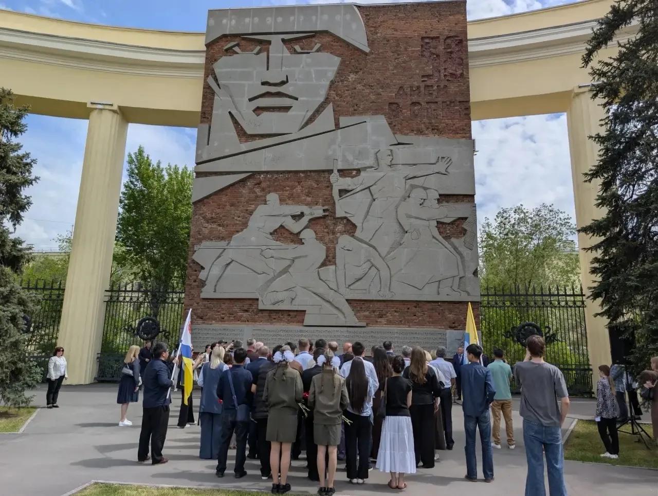 Бату Хасиков: Подвиг нашего земляка, снайпера Гари Бадмаевича Хохолова, увековечен на волгоградской земле – имя 25-го защитника появилось на мемориальной доске барельефа Дома Павлова Бату Хасиков: Подвиг нашего земляка, снайпера Гари Бадмаевича Хохолова, увековечен на волгоградской земле – имя 25-го защитника появилось на мемориальной доске барельефа Дома Павлова