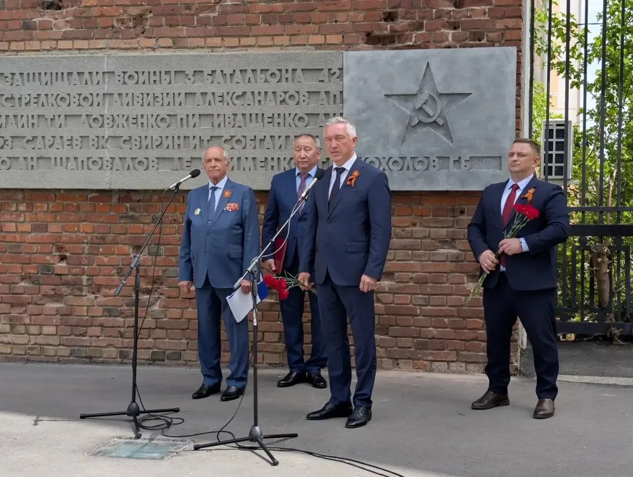 Бату Хасиков: Подвиг нашего земляка, снайпера Гари Бадмаевича Хохолова, увековечен на волгоградской земле – имя 25-го защитника появилось на мемориальной доске барельефа Дома Павлова Бату Хасиков: Подвиг нашего земляка, снайпера Гари Бадмаевича Хохолова, увековечен на волгоградской земле – имя 25-го защитника появилось на мемориальной доске барельефа Дома Павлова