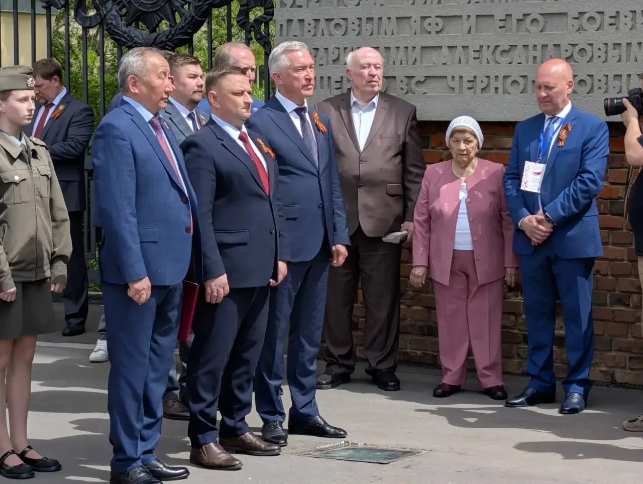 Бату Хасиков: Подвиг нашего земляка, снайпера Гари Бадмаевича Хохолова, увековечен на волгоградской земле – имя 25-го защитника появилось на мемориальной доске барельефа Дома Павлова Бату Хасиков: Подвиг нашего земляка, снайпера Гари Бадмаевича Хохолова, увековечен на волгоградской земле – имя 25-го защитника появилось на мемориальной доске барельефа Дома Павлова