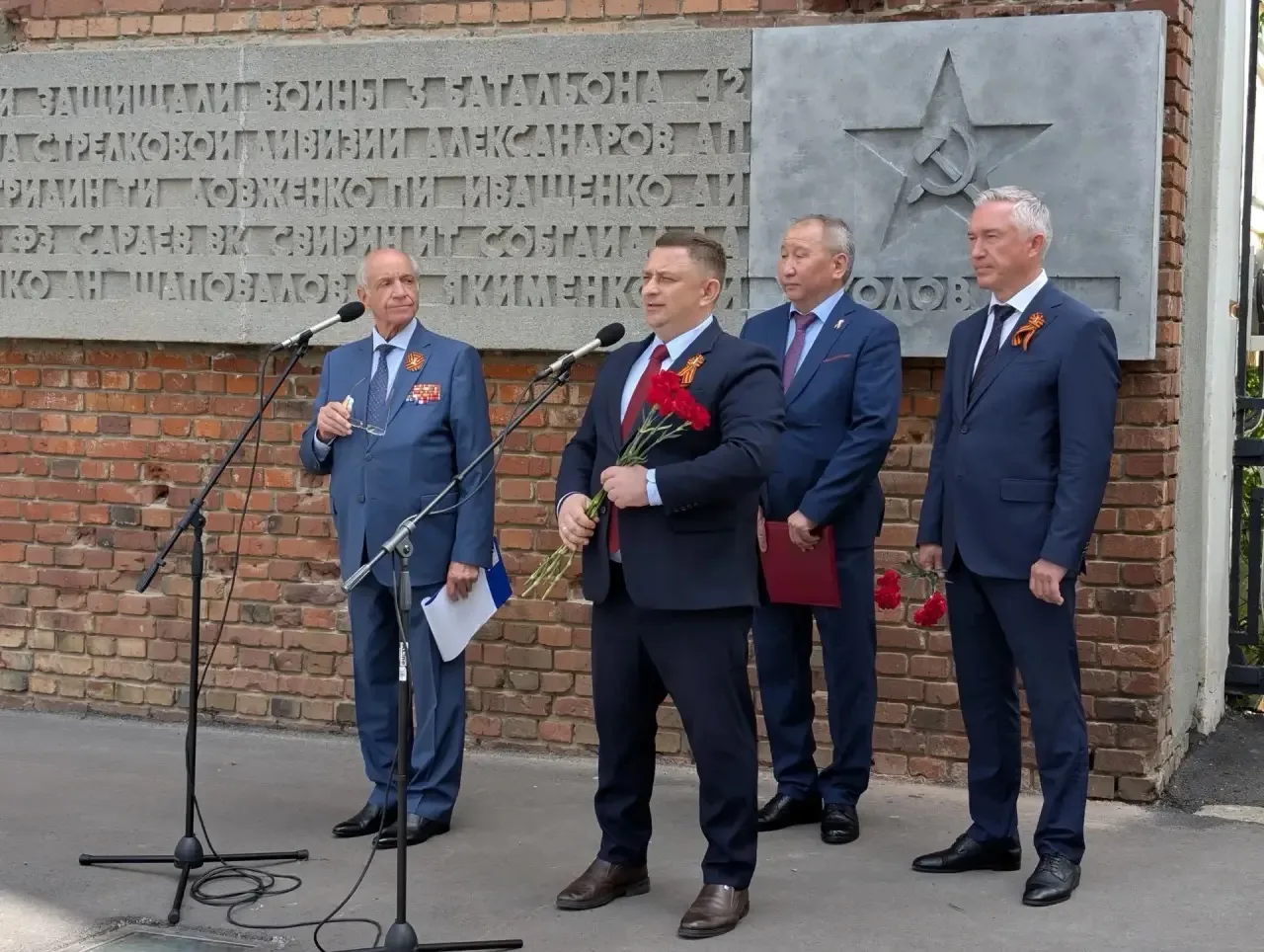 Бату Хасиков: Подвиг нашего земляка, снайпера Гари Бадмаевича Хохолова, увековечен на волгоградской земле – имя 25-го защитника появилось на мемориальной доске барельефа Дома Павлова Бату Хасиков: Подвиг нашего земляка, снайпера Гари Бадмаевича Хохолова, увековечен на волгоградской земле – имя 25-го защитника появилось на мемориальной доске барельефа Дома Павлова