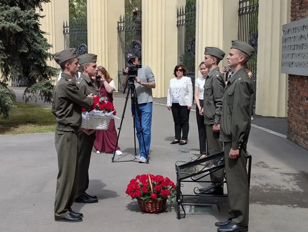 Бату Хасиков: Подвиг нашего земляка, снайпера Гари Бадмаевича Хохолова, увековечен на волгоградской земле – имя 25-го защитника появилось на мемориальной доске барельефа Дома Павлова Бату Хасиков: Подвиг нашего земляка, снайпера Гари Бадмаевича Хохолова, увековечен на волгоградской земле – имя 25-го защитника появилось на мемориальной доске барельефа Дома Павлова