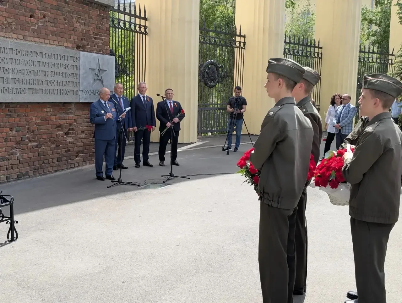 Бату Хасиков: Подвиг нашего земляка, снайпера Гари Бадмаевича Хохолова, увековечен на волгоградской земле – имя 25-го защитника появилось на мемориальной доске барельефа Дома Павлова Бату Хасиков: Подвиг нашего земляка, снайпера Гари Бадмаевича Хохолова, увековечен на волгоградской земле – имя 25-го защитника появилось на мемориальной доске барельефа Дома Павлова