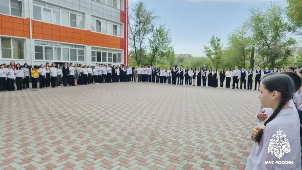 Торжественная линейка с поднятием флага и исполнением гимна в элистинской средней школе №20 началась с приятного момента Торжественная линейка с поднятием флага и исполнением гимна в элистинской средней школе №20 началась с приятного момента