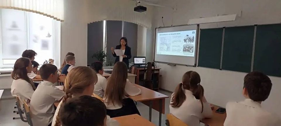 В районах Калмыкии продолжается масштабный просветительский проект «День Республики Калмыкия со «Знанием», объединяющий школы в едином историческом диалоге В районах Калмыкии продолжается масштабный просветительский проект «День Республики Калмыкия со «Знанием», объединяющий школы в едином историческом диалоге