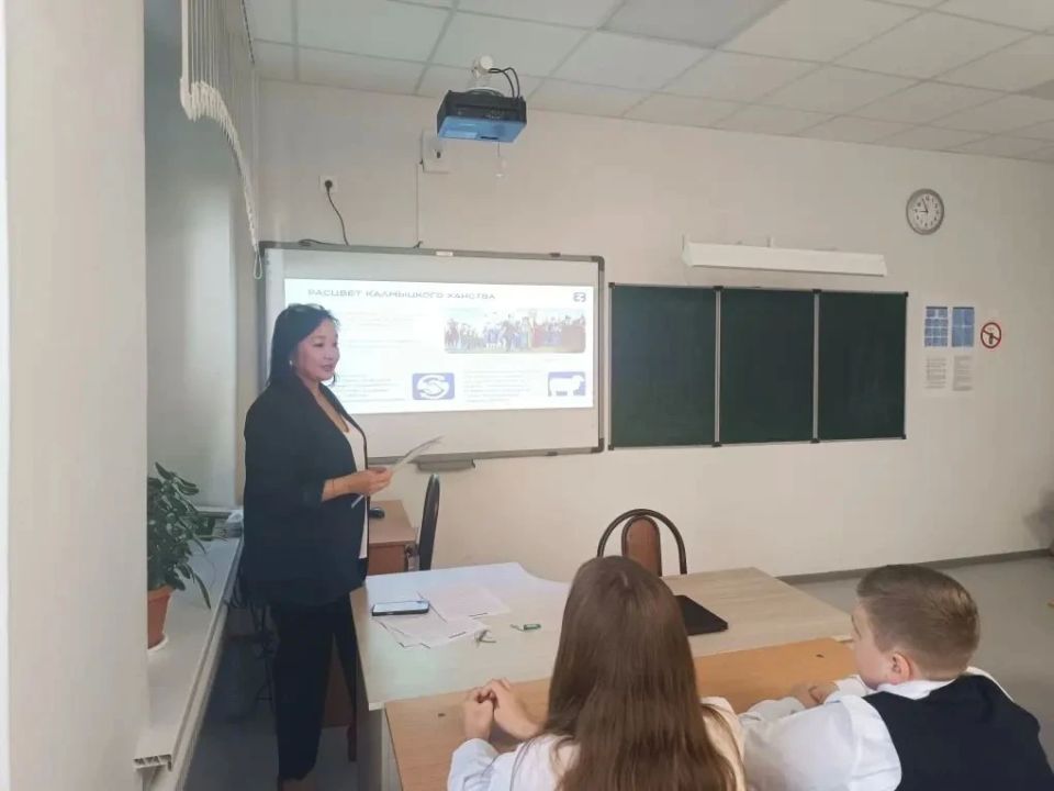 В районах Калмыкии продолжается масштабный просветительский проект «День Республики Калмыкия со «Знанием», объединяющий школы в едином историческом диалоге В районах Калмыкии продолжается масштабный просветительский проект «День Республики Калмыкия со «Знанием», объединяющий школы в едином историческом диалоге