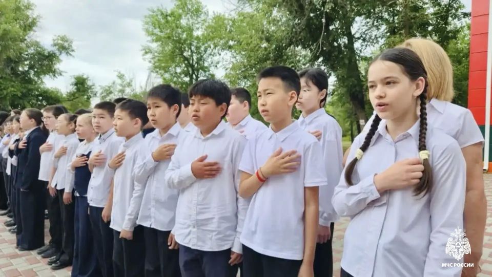 Торжественная линейка с поднятием флага и исполнением гимна в элистинской средней школе №20 началась с приятного момента Торжественная линейка с поднятием флага и исполнением гимна в элистинской средней школе №20 началась с приятного момента