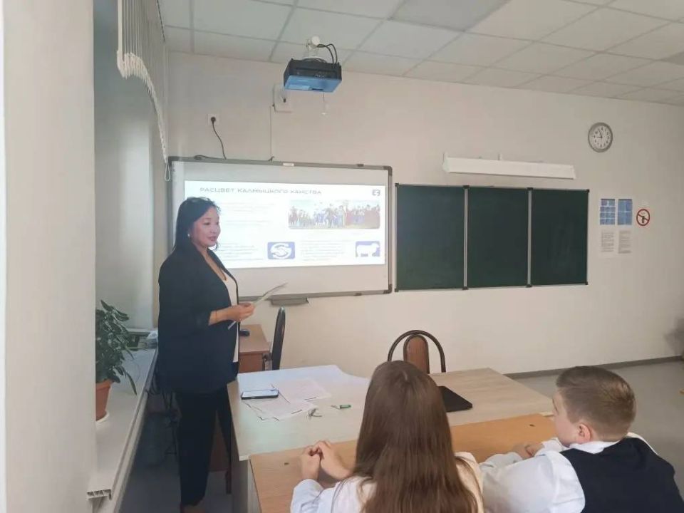 В районах Калмыкии продолжается масштабный просветительский проект «День Республики Калмыкия со «Знанием», объединяющий школы в едином историческом диалоге В районах Калмыкии продолжается масштабный просветительский проект «День Республики Калмыкия со «Знанием», объединяющий школы в едином историческом диалоге