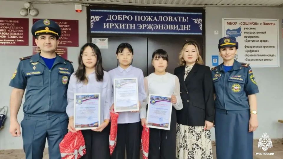 Торжественная линейка с поднятием флага и исполнением гимна в элистинской средней школе №20 началась с приятного момента