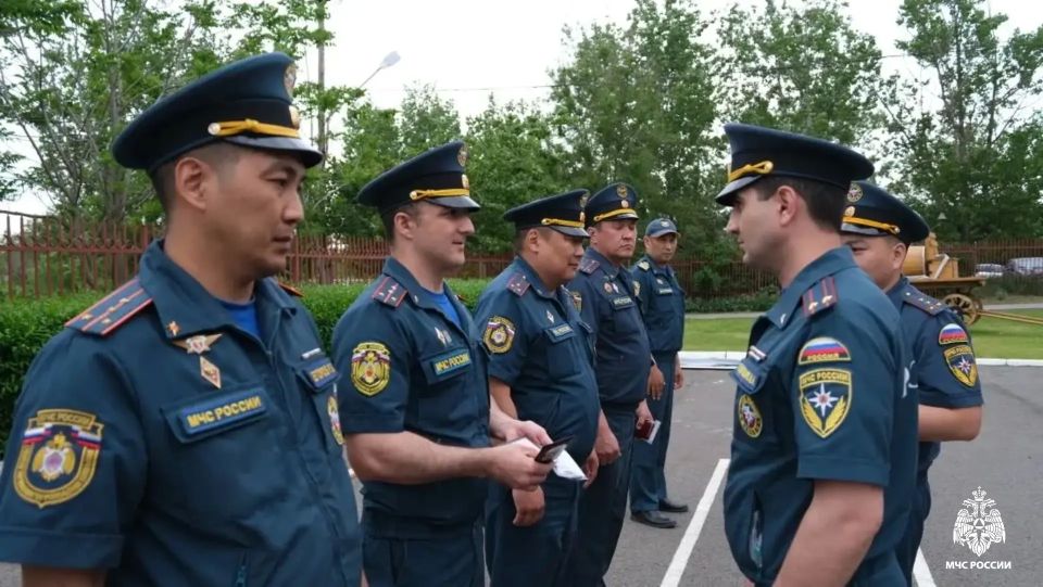 В калмыцком МЧС состоялся строевой смотр личного состава в связи с переходом на летнюю форму одежды В калмыцком МЧС состоялся строевой смотр личного состава в связи с переходом на летнюю форму одежды