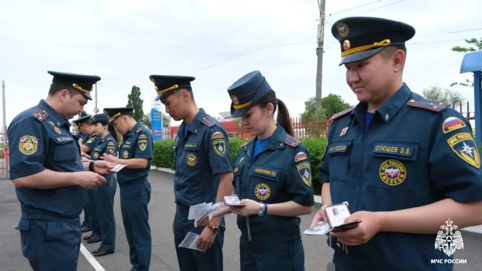 В калмыцком МЧС состоялся строевой смотр личного состава в связи с переходом на летнюю форму одежды В калмыцком МЧС состоялся строевой смотр личного состава в связи с переходом на летнюю форму одежды