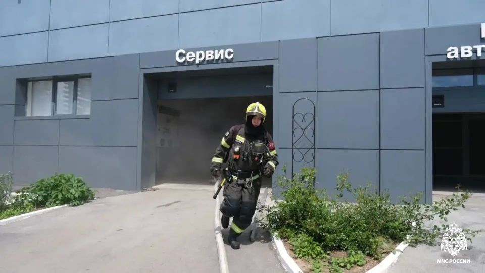 В Элисте сотрудники МЧС Калмыкии ликвидировали пожар в автосалоне В Элисте сотрудники МЧС Калмыкии ликвидировали пожар в автосалоне