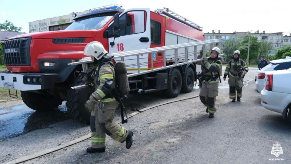 В Элисте сотрудники МЧС Калмыкии ликвидировали пожар в автосалоне В Элисте сотрудники МЧС Калмыкии ликвидировали пожар в автосалоне
