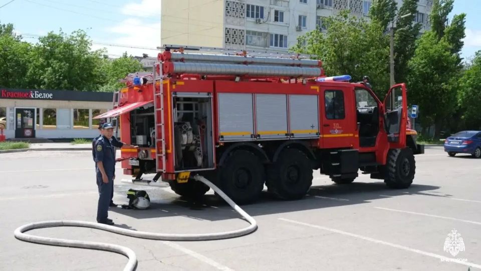 В Элисте сотрудники МЧС Калмыкии ликвидировали пожар в автосалоне В Элисте сотрудники МЧС Калмыкии ликвидировали пожар в автосалоне