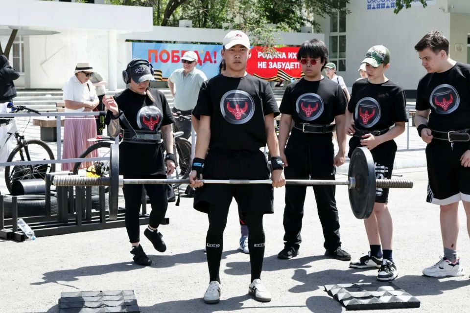 Сегодня в Элисте на культурном комплексе «Пагода Семи дней» состоялись первые официальные Чемпионат и Первенство Республики Калмыкия по силовому экстриму Сегодня в Элисте на культурном комплексе «Пагода Семи дней» состоялись первые официальные Чемпионат и Первенство Республики Калмыкия по силовому экстриму