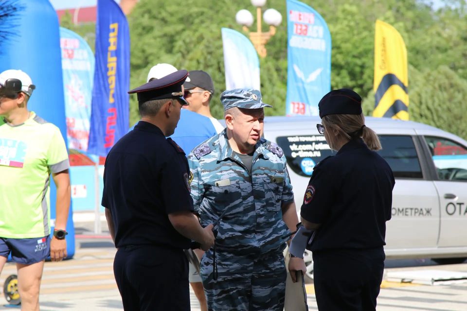 Полицейские Калмыкии обеспечили безопасность граждан во время Всероссийского полумарафона «Забег.РФ» Полицейские Калмыкии обеспечили безопасность граждан во время Всероссийского полумарафона «Забег.РФ»