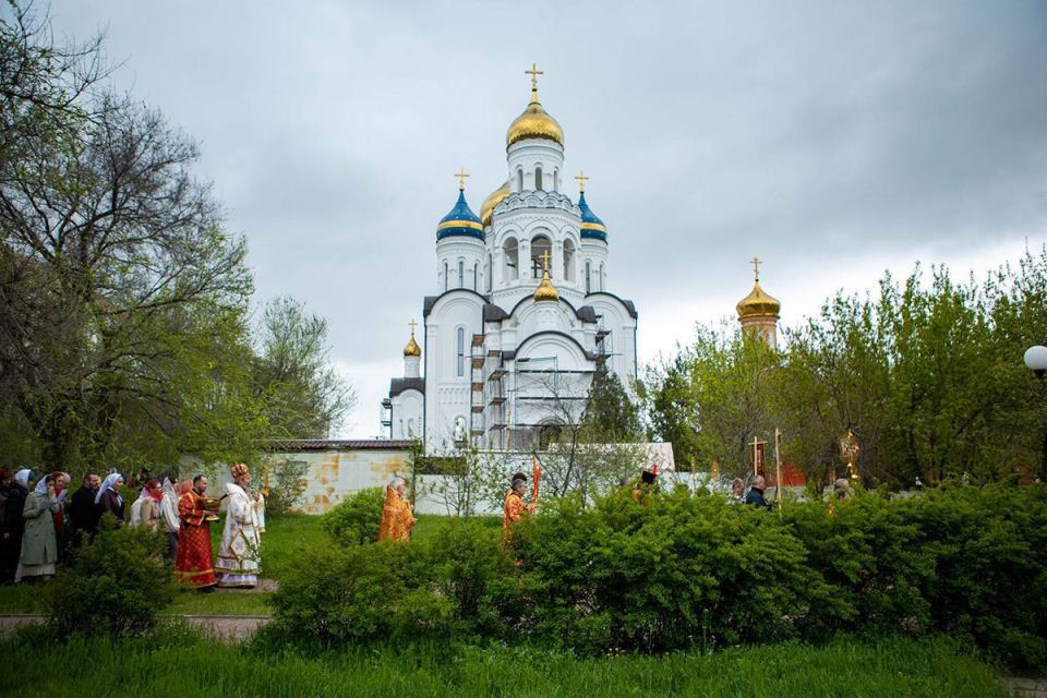 В Элисте появилась площадь 80-летия Явления Христа Спасителя В Элисте появилась площадь 80-летия Явления Христа Спасителя