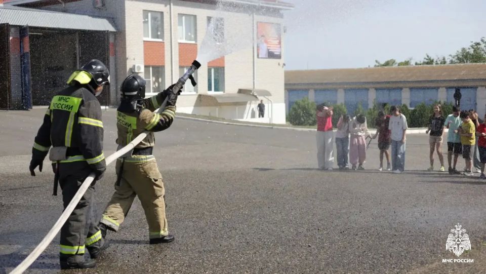 В гостях у огнеборцев: школьники побывали на экскурсии в 18-й специализированной пожарно-спасательной части В гостях у огнеборцев: школьники побывали на экскурсии в 18-й специализированной пожарно-спасательной части