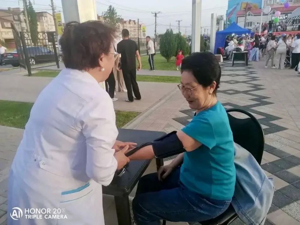 Медики городской поликлиники провели профилактический медицинский осмотр в Парке Победы Медики городской поликлиники провели профилактический медицинский осмотр в Парке Победы