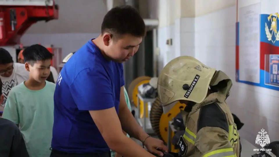 В гостях у огнеборцев: школьники побывали на экскурсии в 18-й специализированной пожарно-спасательной части В гостях у огнеборцев: школьники побывали на экскурсии в 18-й специализированной пожарно-спасательной части