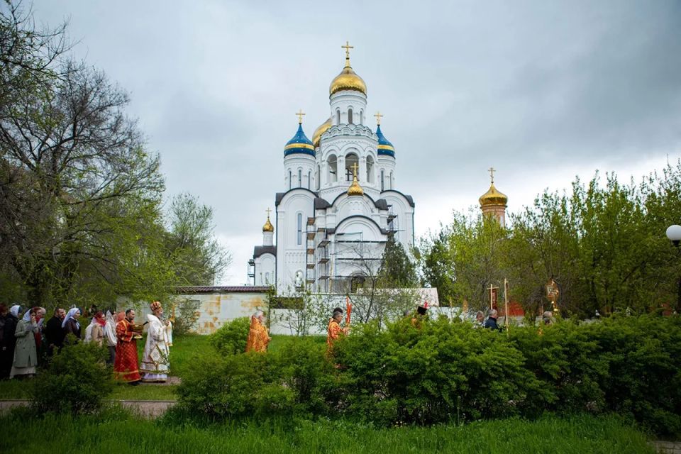 В Элисте появилась новая площадь «80-летия Явления Христа Спасителя» В Элисте появилась новая площадь «80-летия Явления Христа Спасителя»