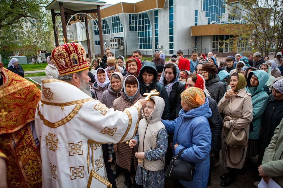 В Элисте появилась площадь 80-летия Явления Христа Спасителя В Элисте появилась площадь 80-летия Явления Христа Спасителя