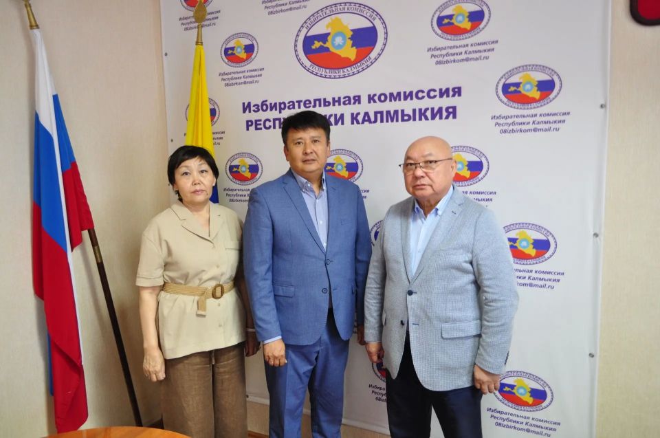 Председатель Избирательной комиссии Республики Калмыкия Бембя Чужаев провел рабочую встречу с первым секретарем Комитета КПРФ - Калмыцкого республиканского отделения политической партии КОММУНИСТИЧЕСКАЯ ПАРТИЯ РОССИЙСКОЙ... Председатель Избирательной комиссии Республики Калмыкия Бембя Чужаев провел рабочую встречу с первым секретарем Комитета КПРФ - Калмыцкого республиканского отделения политической партии КОММУНИСТИЧЕСКАЯ ПАРТИЯ РОССИЙСКОЙ...