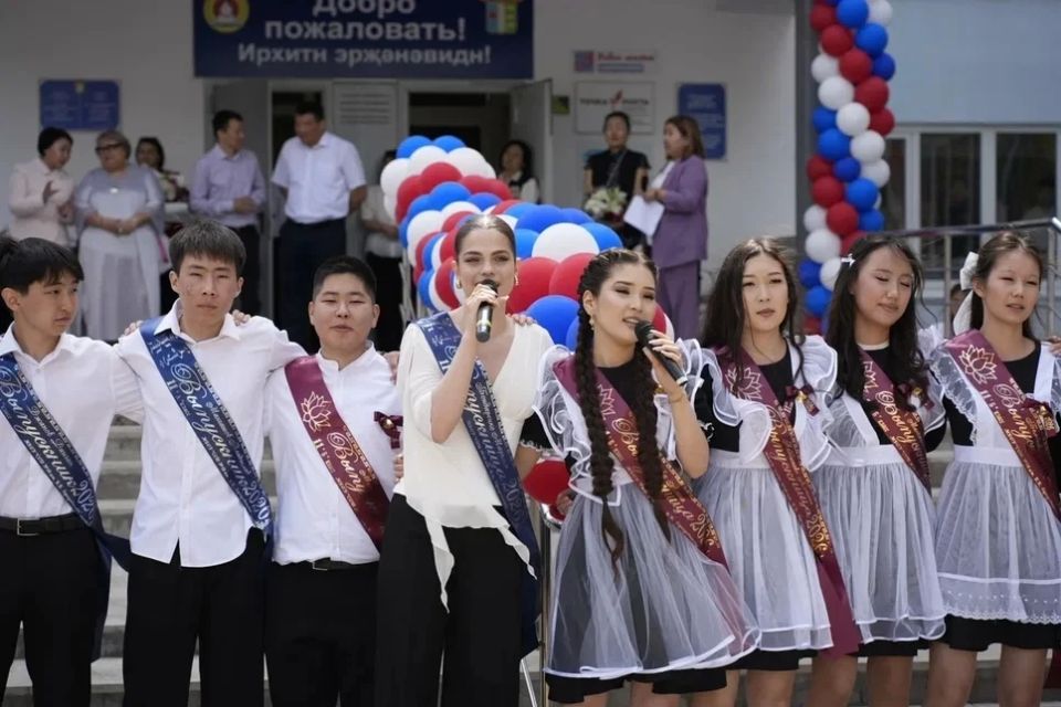 Председатель Правительства РК Гиляна Босхомджиева поздравила элистинских школьников с праздником последнего звонка Председатель Правительства РК Гиляна Босхомджиева поздравила элистинских школьников с праздником последнего звонка