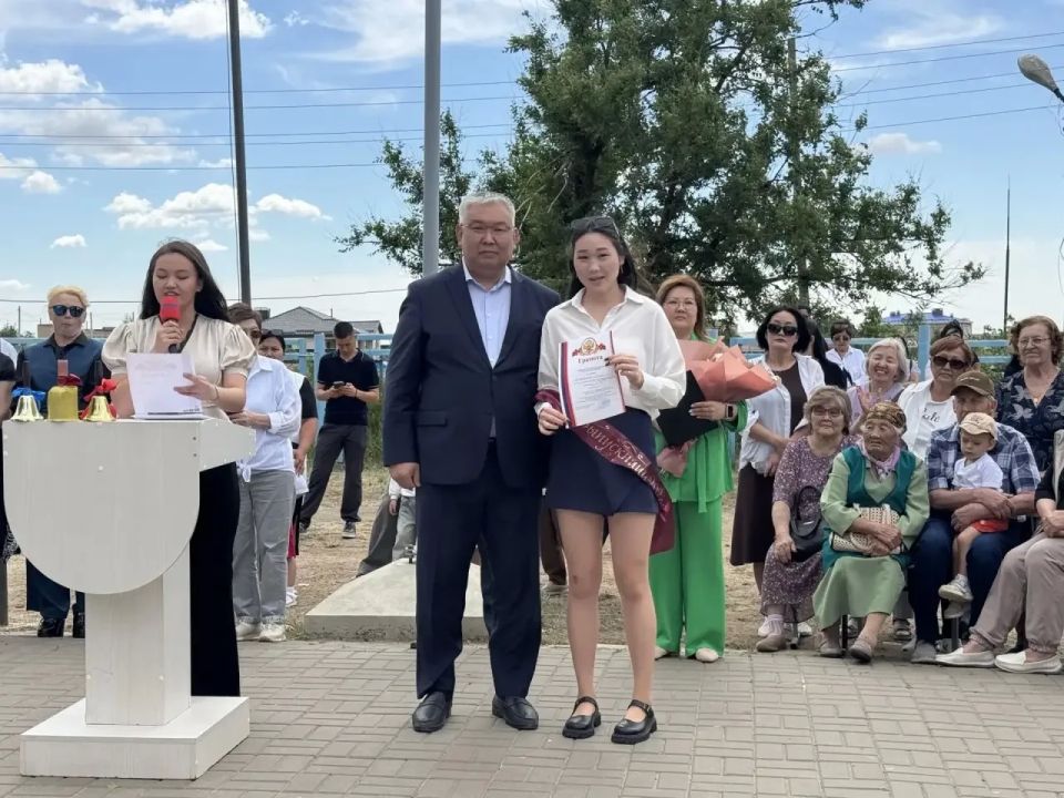 Сегодня заместитель министра экономики и торговли Республики Калмыкия Санал Кекеев посетил Кетченеровскую многопрофильную гимназию им. Х. Косиева и принял участие в торжественном мероприятии, посвящённом Последнему звонку Сегодня заместитель министра экономики и торговли Республики Калмыкия Санал Кекеев посетил Кетченеровскую многопрофильную гимназию им. Х. Косиева и принял участие в торжественном мероприятии, посвящённом Последнему звонку