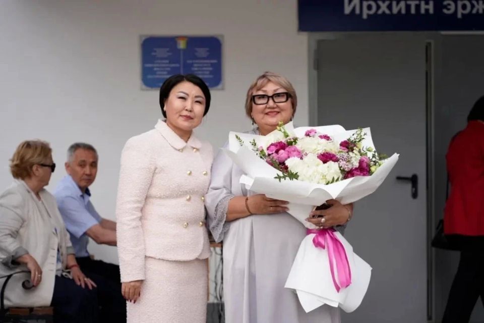 Председатель Правительства РК Гиляна Босхомджиева поздравила элистинских школьников с праздником последнего звонка Председатель Правительства РК Гиляна Босхомджиева поздравила элистинских школьников с праздником последнего звонка