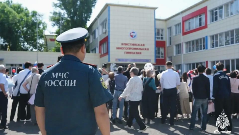 Безопасный «Последний звонок»: сотрудники МЧС России обеспечивают пожарную безопасность на торжественных линейках Безопасный «Последний звонок»: сотрудники МЧС России обеспечивают пожарную безопасность на торжественных линейках