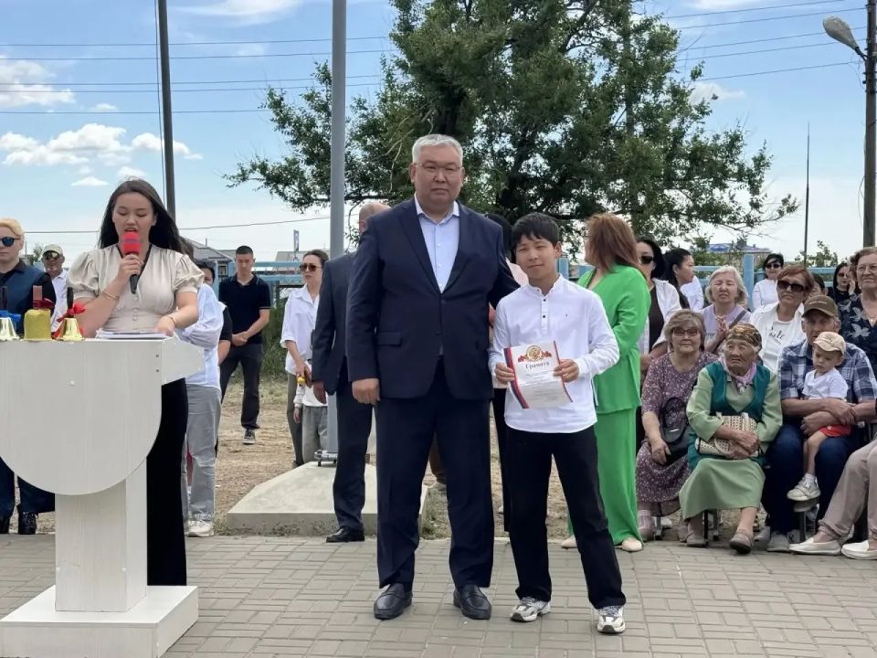 Сегодня заместитель министра экономики и торговли Республики Калмыкия Санал Кекеев посетил Кетченеровскую многопрофильную гимназию им. Х. Косиева и принял участие в торжественном мероприятии, посвящённом Последнему звонку Сегодня заместитель министра экономики и торговли Республики Калмыкия Санал Кекеев посетил Кетченеровскую многопрофильную гимназию им. Х. Косиева и принял участие в торжественном мероприятии, посвящённом Последнему звонку